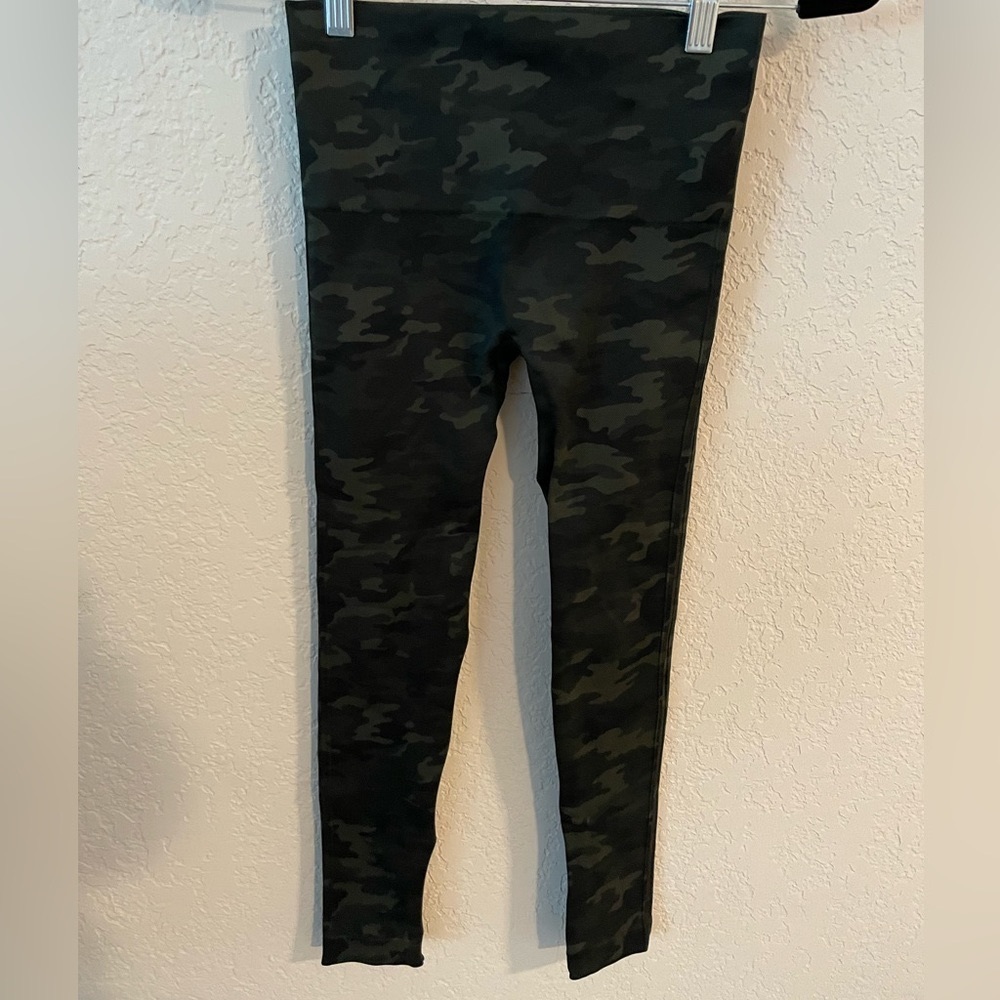 Spanx seamless camo leggings green XS nwot